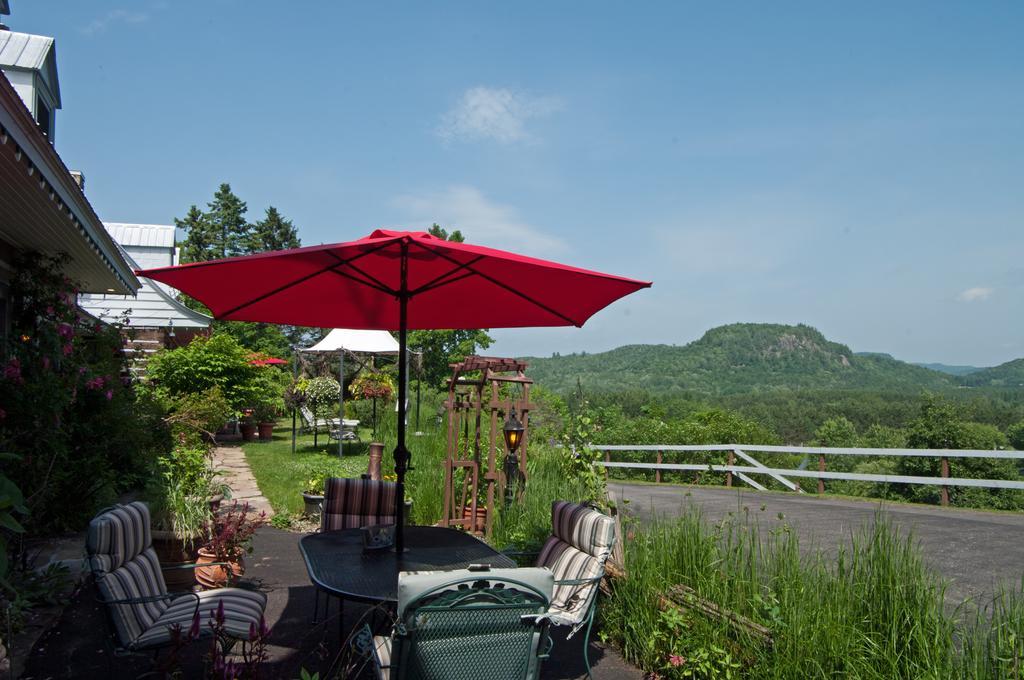 Le Petit Clocher Gite Touristique B & B Saint-Sauveur-des-Monts 외부 사진